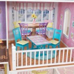 Casuta pentru papusi Country Estate KidKraft cu sunete si lumini 135 x 117 cm din lemn MDF